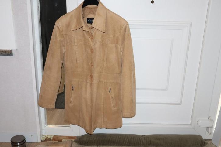 Stijlvolle daimachtige mantel voor dames., Kleding | Dames, Jassen | Winter, Zo goed als nieuw, Maat 38/40 (M), Beige, Ophalen of Verzenden