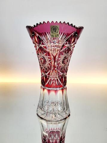 Crystal Caesar vaas, geslepen model met cranberry kleur, Tsj beschikbaar voor biedingen