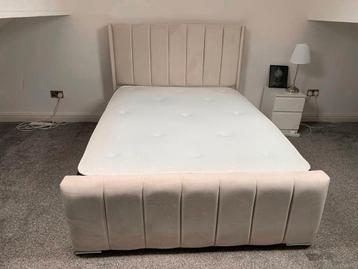 Elegante Bedframe met Knopen – Beschikbaar in Meerdere Maten beschikbaar voor biedingen