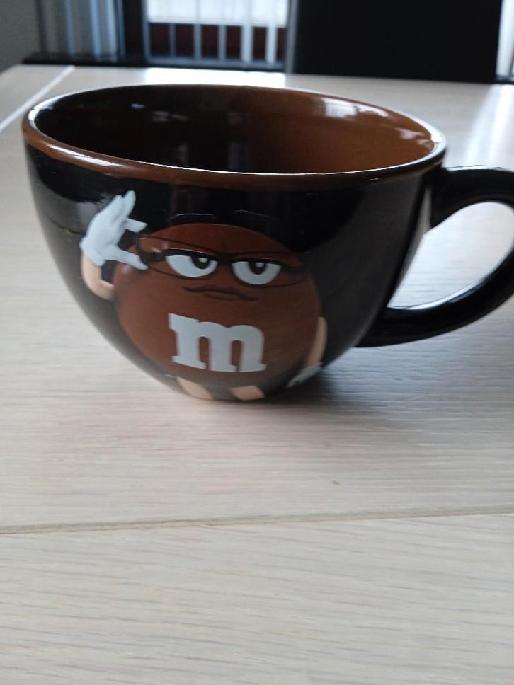 XL M&M's mok bruin, Maison & Meubles, Cuisine | Vaisselle, Comme neuf, Enlèvement ou Envoi