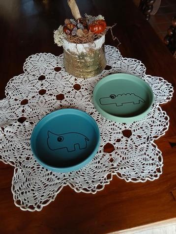 twee stevige siliconen kinderbordjes diermotief goede staat beschikbaar voor biedingen