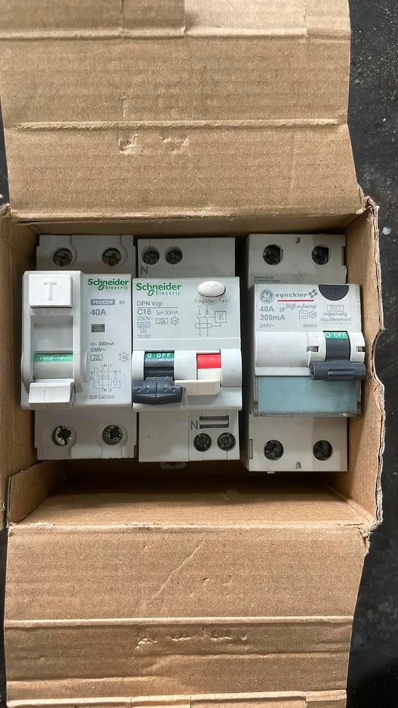aardlekschakelaars, Doe-het-zelf en Bouw, Elektriciteit en Kabels, Zo goed als nieuw, Schakelaar, Ophalen