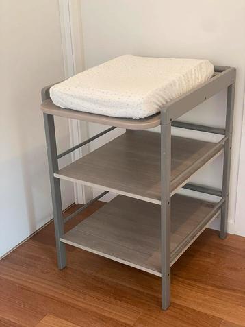 Table à langer + matelas et housse  disponible aux enchères