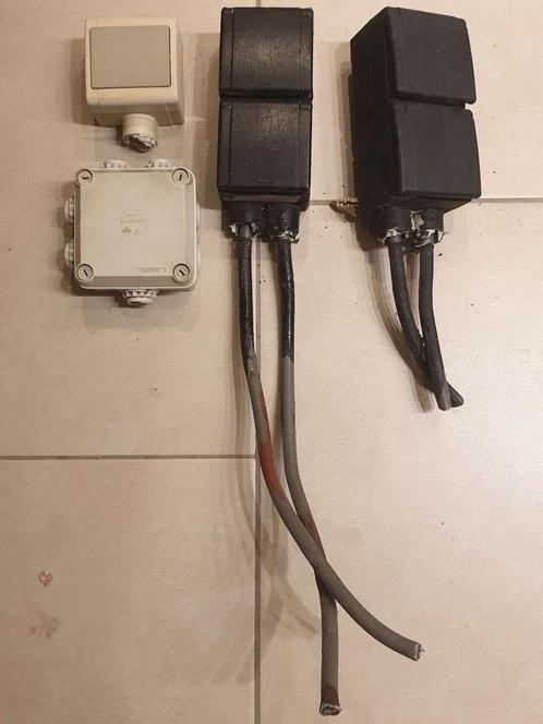 2 buitenstopkontakten zwart + verdeeldoos & buitenschakelaar, Doe-het-zelf en Bouw, Elektriciteit en Kabels, Ophalen of Verzenden