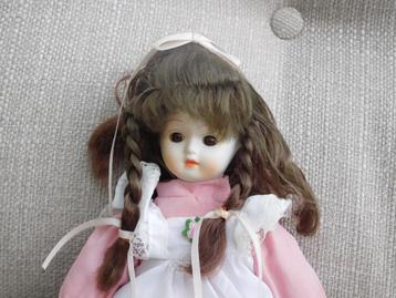 Twee porseleinen poppen beschikbaar voor biedingen