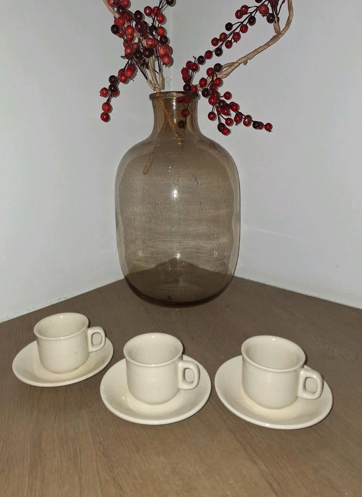 Drie tassen en bordjes NIEUW (espresso/ mokkaservies), Maison & Meubles, Cuisine | Vaisselle, Neuf, Assiettes(s), Uni, Porcelaine