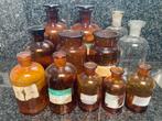 Verzameling oude glazen apotheek flessen, Ophalen