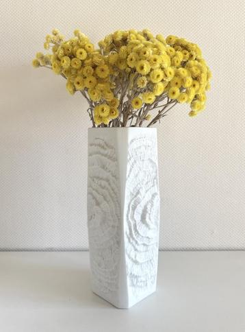 Vase blanc en biscuit au décor texturé AK Kaiser beschikbaar voor biedingen
