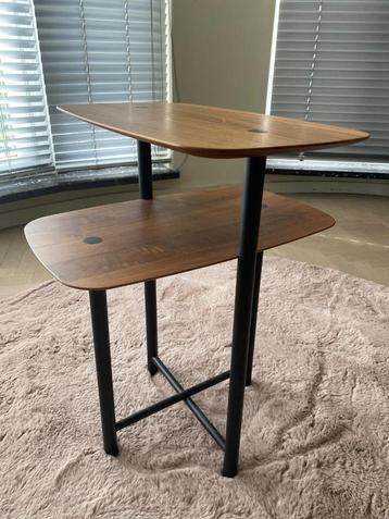 Super elegante en moderne bijzettafel met 2 plateaus beschikbaar voor biedingen
