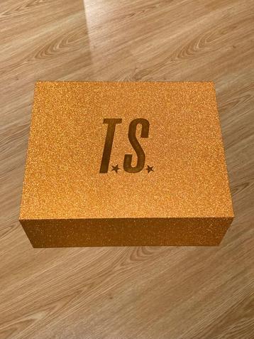 Taylor Swift - The Life of a Showgirl - Cardigan Box + CD beschikbaar voor biedingen