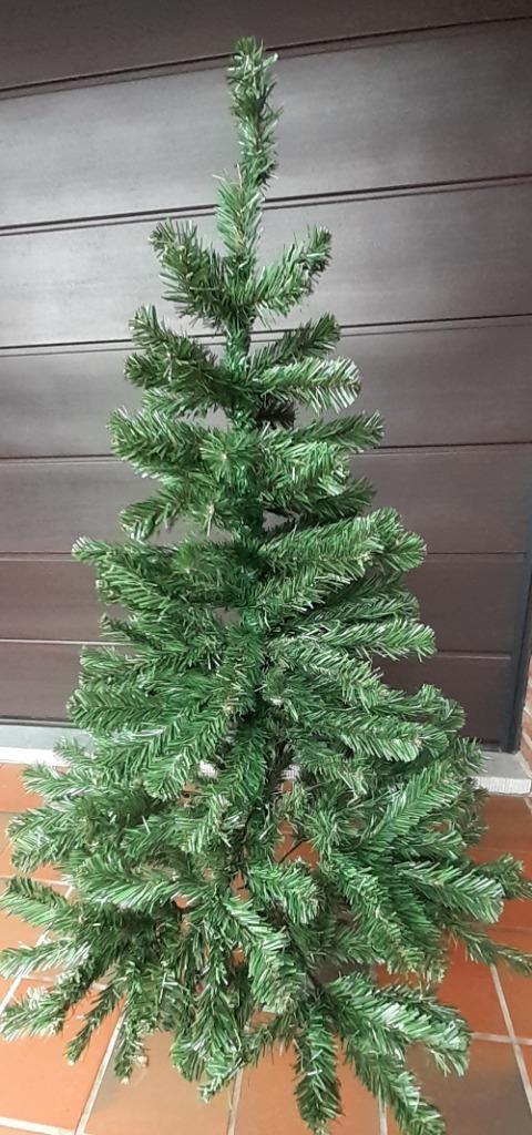 Kerstboom -synthetische- GROEN-op voet ., Diversen, Kerst, Zo goed als nieuw, Ophalen of Verzenden