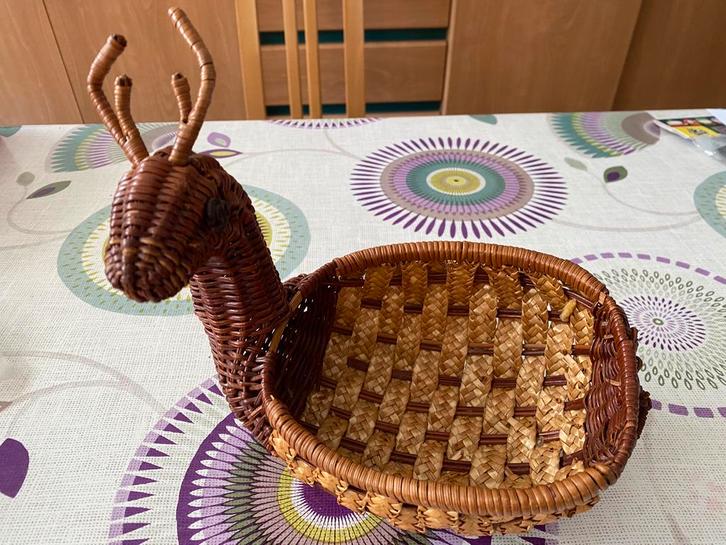 Decoratieve geweven rieten mand in de vorm van een hert, Huis en Inrichting, Woonaccessoires | Schalen en Manden, Ophalen of Verzenden