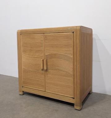 Klein dressoir of dressoir van rotan en rieten beschikbaar voor biedingen