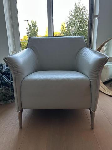 2X Lederen Fauteuil en 1x driezitsbank beschikbaar voor biedingen