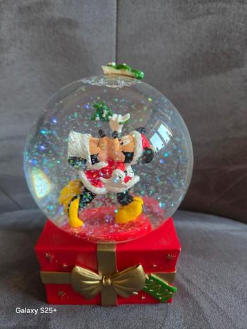 Disney „Mickey and Minnie” sneeuwbol beschikbaar voor biedingen
