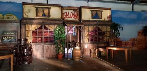 Grote decoratie inloop saloon met klapdeuren huren, Hobby en Vrije tijd, Feestartikelen | Verhuur, Ophalen