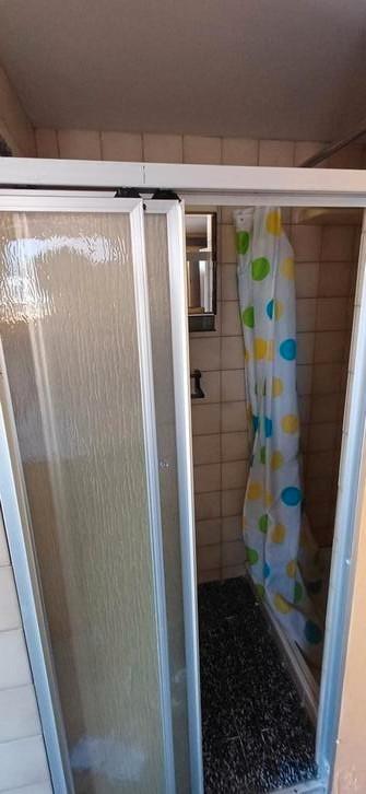 Douche gordijn & douche koppen  beschikbaar voor biedingen