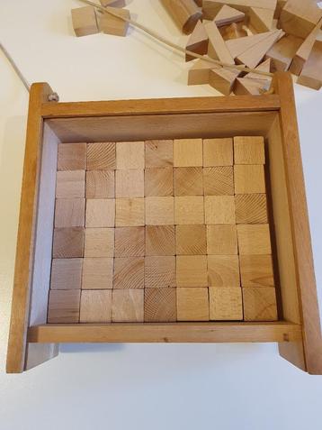 Oude houten blokkendoos van 1979. beschikbaar voor biedingen