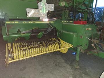 Klein pakkenpers John Deere  beschikbaar voor biedingen