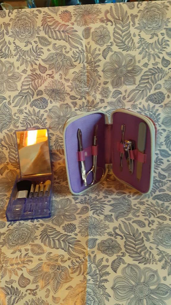 Accessoire pour maquillage et manucure (modèle1), Handtassen en Accessoires, Uiterlijk | Cosmetica en Make-up, Zo goed als nieuw