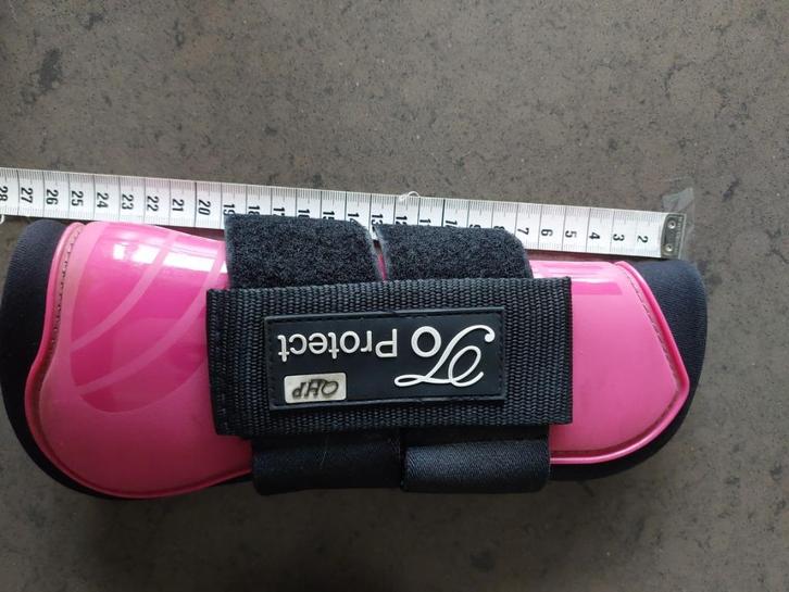 Prijsdaling Qhp roze set pees-& kootbeschermers, Animaux & Accessoires, Chevaux & Poneys | Guêtres en cloche, Utilisé, Enlèvement ou Envoi
