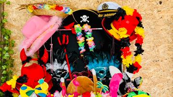 Coffre avec accessoires, déguisements pour Photobooth beschikbaar voor biedingen