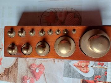 13 koperen gewichten in houten blok  beschikbaar voor biedingen