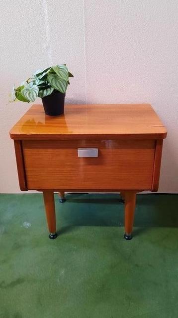 Vintage nachtkastje teak. beschikbaar voor biedingen