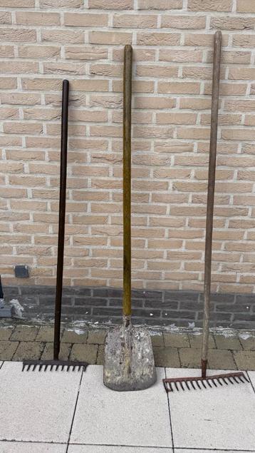 Groene Kit: Krachtige Spade & Dubbele Standaard Harken beschikbaar voor biedingen
