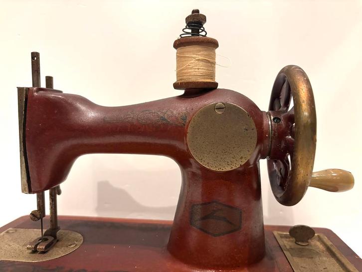 Vintage Kinder naamachine - USSR, Antiquités & Art, Antiquités | Machines à coudre, Enlèvement ou Envoi