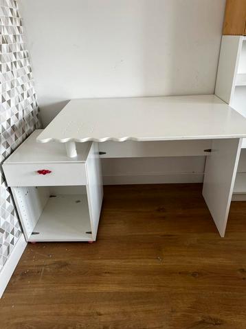 Bureau voor kinderen beschikbaar voor biedingen