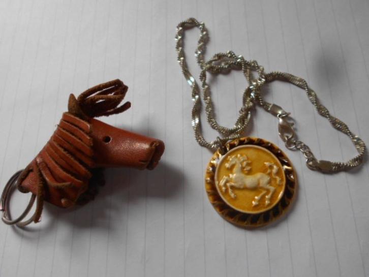 keramiek paard en lederen paardje, Handtassen en Accessoires, Kettingen, Zo goed als nieuw, Overige materialen, Geel, Met hanger