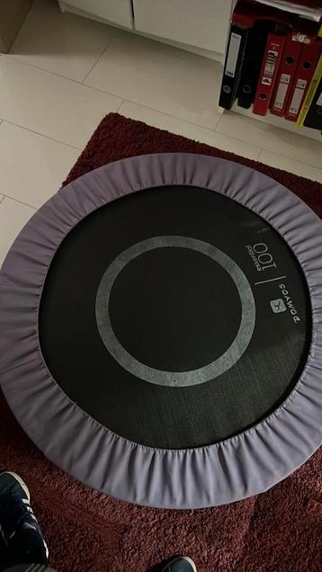 Kleine trampoline voor binnen beschikbaar voor biedingen