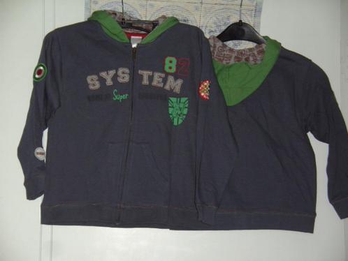 VEST STOER JONGENS MET CAPUCHON MAAT 122 NIEUW, Kinderen en Baby's, Kinderkleding | Maat 122, Nieuw, Jongen, Trui of Vest, Verzenden