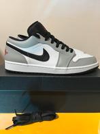 Jordan 1 Low Light Rookgrijs, Kleding | Heren, Schoenen, Nike, Nieuw, Ophalen of Verzenden, Sneakers