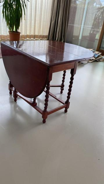 Antieken tafel beschikbaar voor biedingen