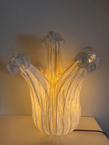 Sierlijke decoratieve lamp beschikbaar voor biedingen