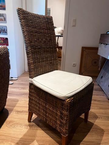 6 rieten stoelen met kussens beschikbaar voor biedingen