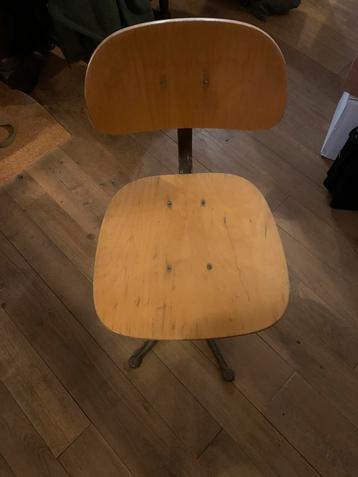 Bureau stoel vintage beschikbaar voor biedingen