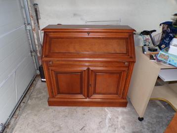 Bureau + kast beschikbaar voor biedingen