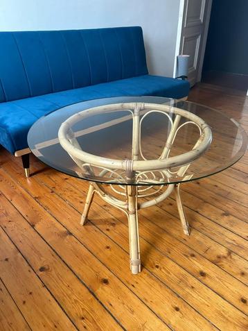 Salontafel van rotan en glas beschikbaar voor biedingen