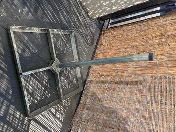 Metal stand beschikbaar voor biedingen