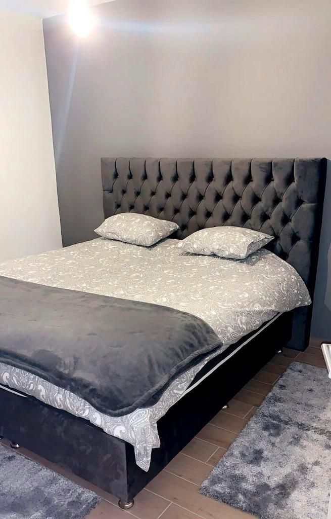 Boxspring 220cm x 200cm Gris velours capitonnée, Maison & Meubles, Chambre à coucher | Lits boxsprings, Comme neuf, Gris, Enlèvement