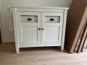 Massief houten kast beschikbaar voor biedingen