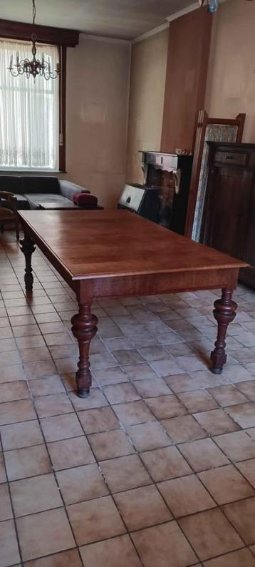 grote eiken eettafel  beschikbaar voor biedingen