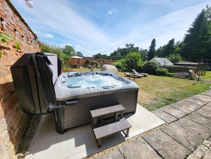 Neuf💦Jacuzzi 5 pers bien isolé 65 jets 3 pompes Musique, Sport en Fitness, Gezondheidsproducten en Wellness, Nieuw, Ophalen of Verzenden