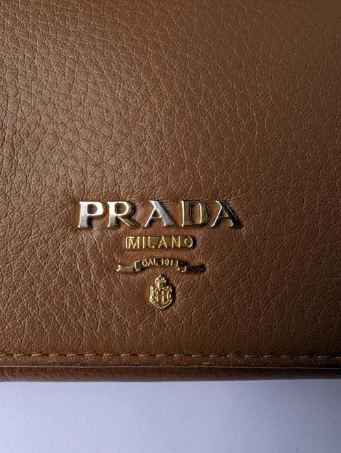 Prada Saffiano Leather Short Trifold Clasp Wallet Caramel, Handtassen en Accessoires, Portemonnees, Zo goed als nieuw, Overige merken