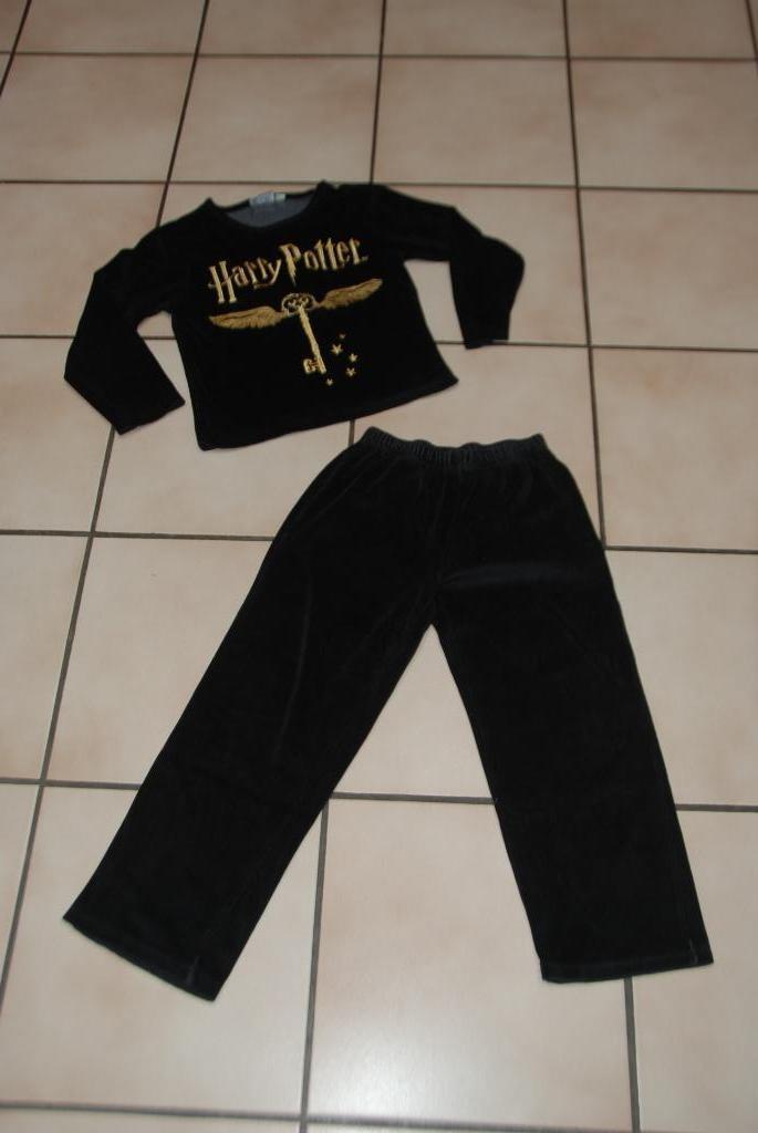 Zwarte fluwelen pyjama „Harry Potter” T9/10A Zeer Goed !, Kinderen en Baby's, Kinderkleding | Maat 140, Zo goed als nieuw, Jongen