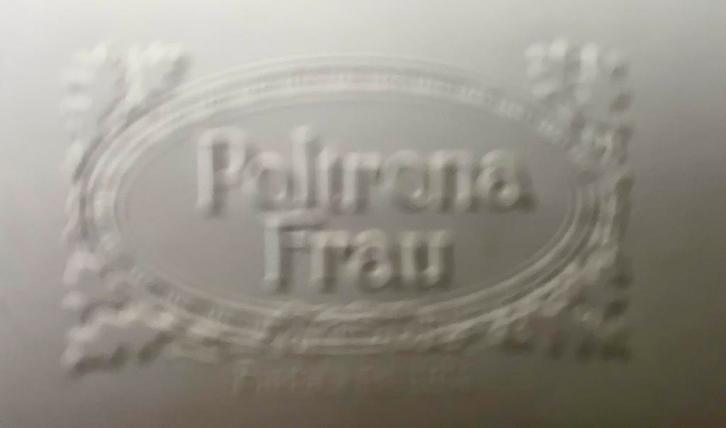 Poltrona Frau 2 catalogi Italiaans designmeubilair, Huis en Inrichting, Zetels | Complete zithoeken, Zo goed als nieuw, Overige materialen