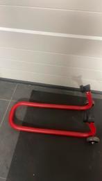 Universele voorstandaard voor motorfietsen, Ophalen